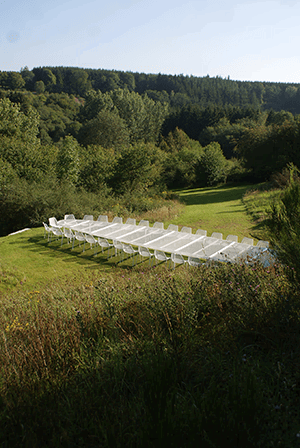 De Giant Garden Table is gesitueerd in de boventuin en plaatst jouw team in een panoramisch kader dat het beste
van de Echte Ardennen tot jouw Meeting Room maakt