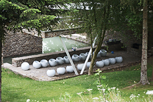 Paviljoen van Sechery met barbeque, grote tafel en aangrenzende waterpartij