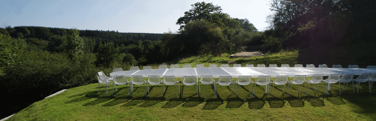 De Giant Garden Table is gesitueerd in de boventuin en plaatst jouw team in een panoramisch kader dat het beste
van de Echte Ardennen tot jouw Meeting Room maakt