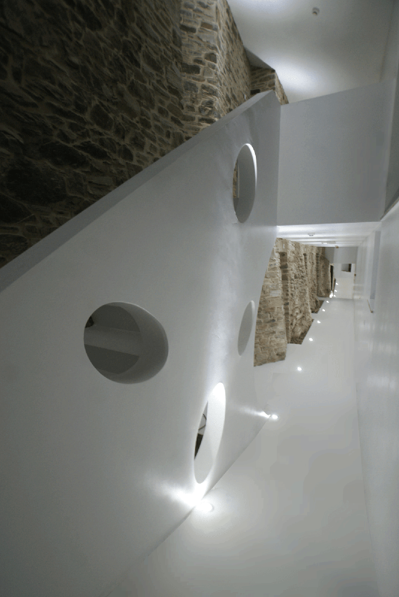 Het labyrint aan gangen naar de mooie slaapkamers en badkamers is heel bijzonder door de details, de verlichting en vormgeving