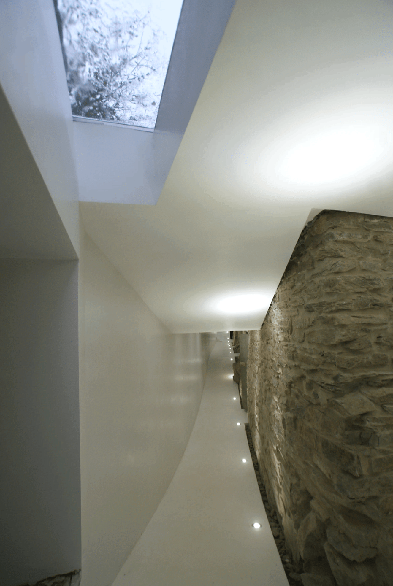 Het labyrint aan gangen naar de mooie slaapkamers en badkamers is heel bijzonder door de details, de verlichting en vormgeving