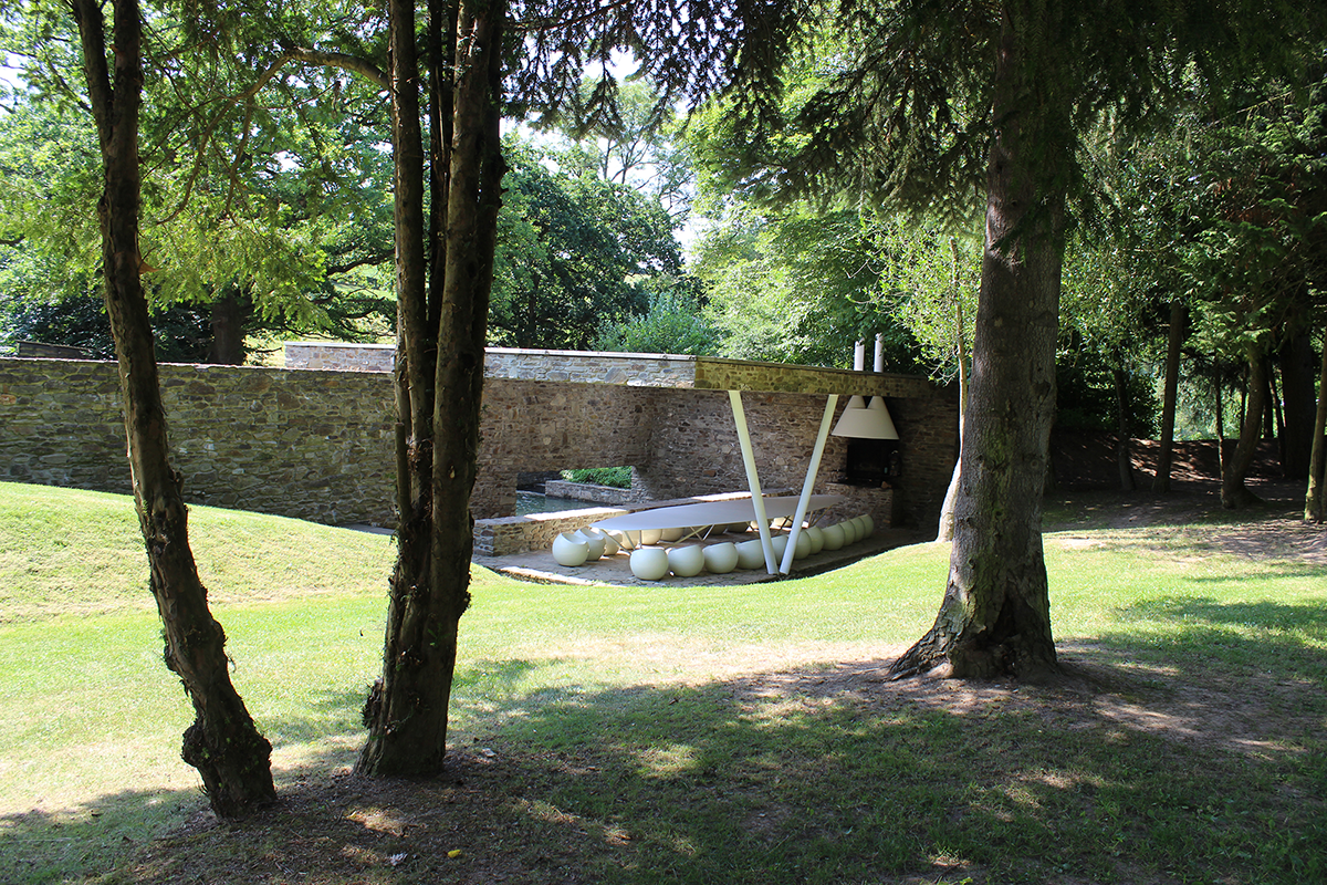 Paviljoen van Sechery met barbeque, grote tafel en aangrenzende waterpartij